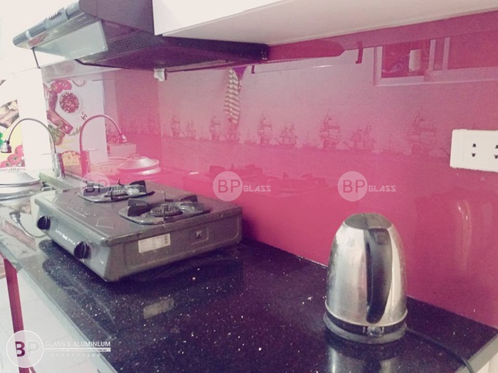 Lắp kính ốp bếp đẹp màu đỏ tại nhà anh Nghĩa Thái Thịnh