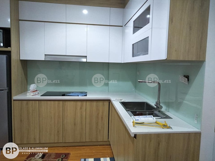 Lắp kính màu ốp bếp màu trắng xanh cho Nội Thât Đương Đại