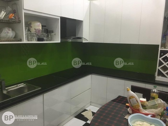 Thi công kính bếp màu xanh lá tại Trường Trinh, Hà Nội