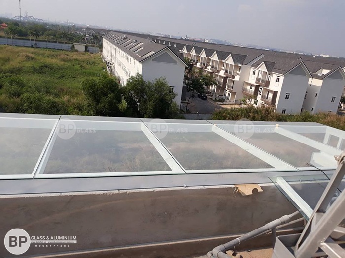 Lắp mái kính lấy sáng nhà anh Nguyên Quận 2, HCM