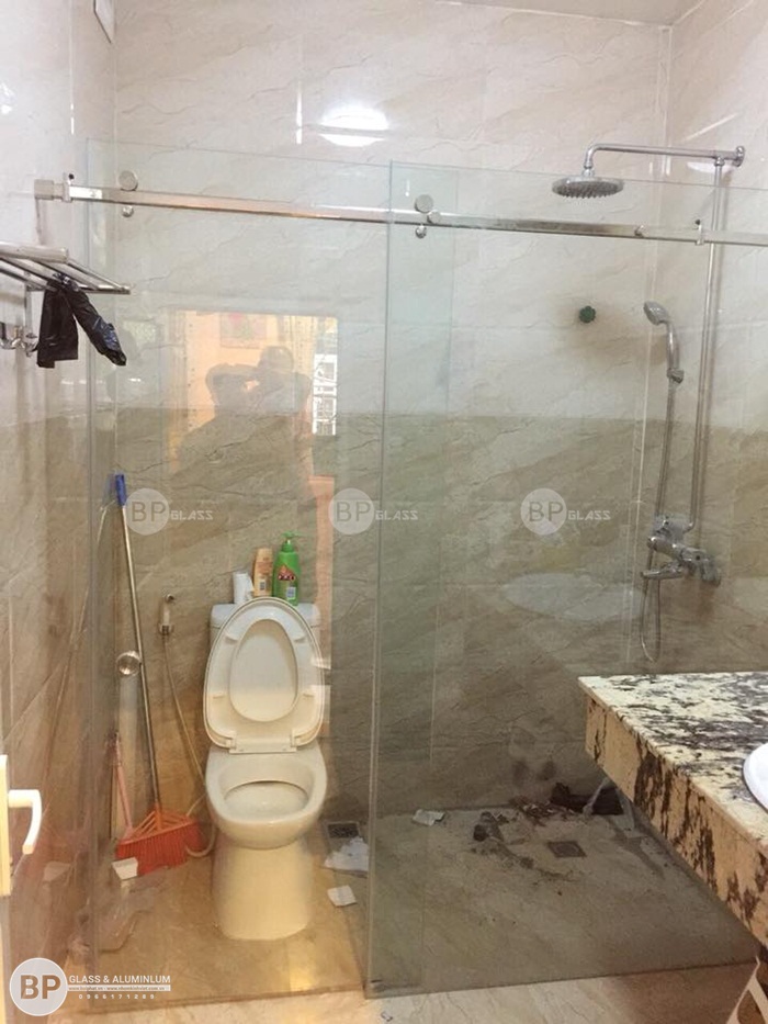 Thi công vách tắm kính phụ kiện AMG tại Phương Mai