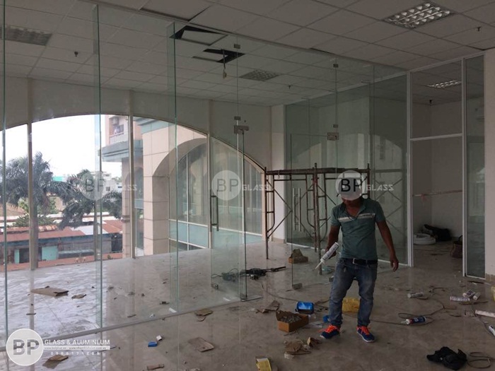 Thi công vách ngăn kính cường lực tại quận 4 hồ chí minh