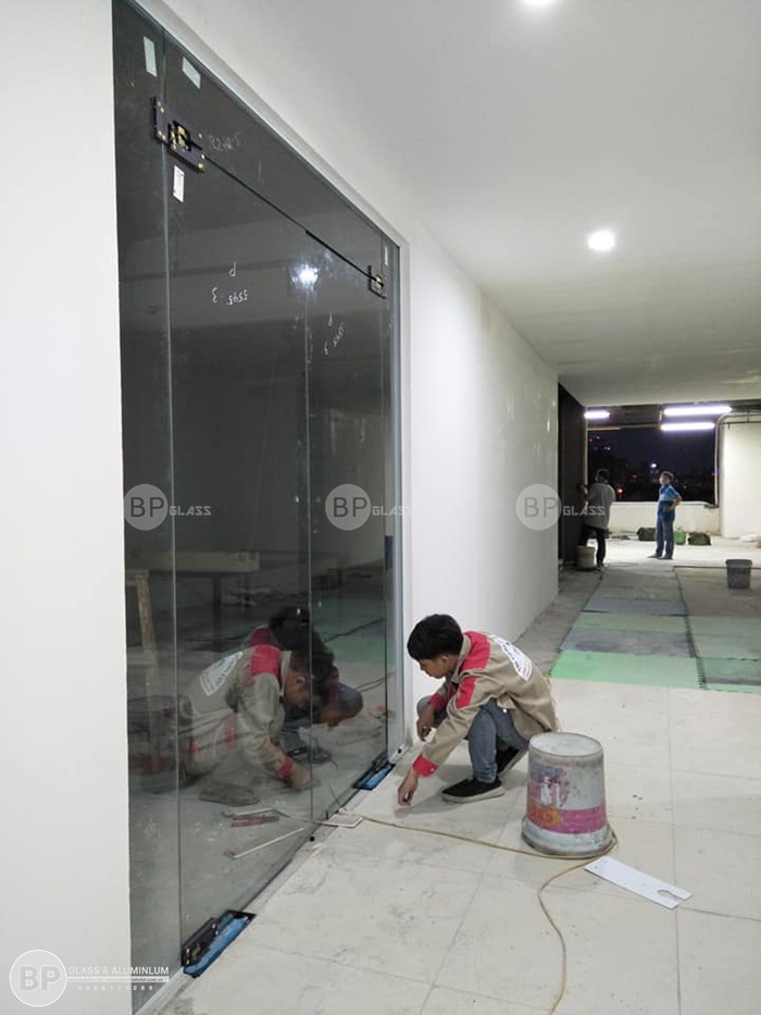 Lắp vách kính văn phòng tại Beat Color 130 Nguyễn Đức Cảnh