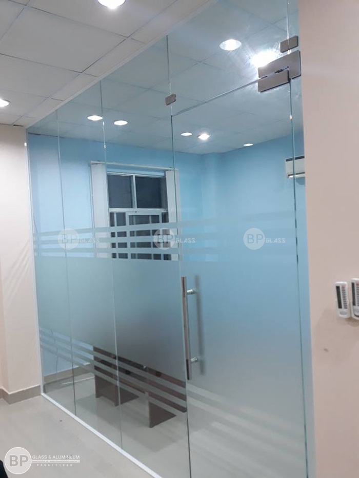 Lắp vách ngăn kính văn phòng tại Hoàng Văn Thái Quận 7, HCM