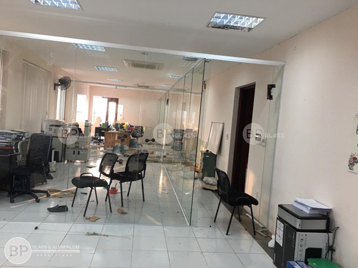 Thi công vách kính cường lực văn phòng taị Tôn Thất Thuyết