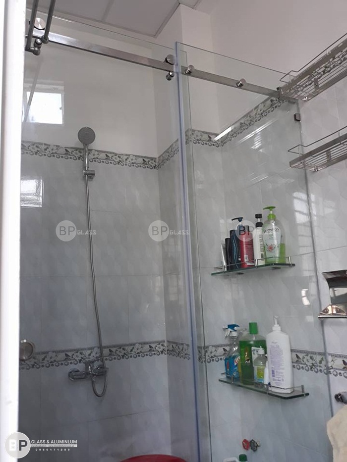 Lắp đặt vách tắm kính trượt 10x30 cho chị Giang Bình Thạnh