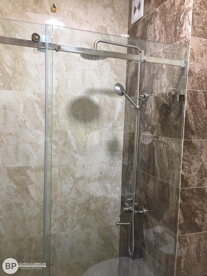 Bộ vách tắm kính trượt 10x30 lắp nhà chị Nga Trương Định