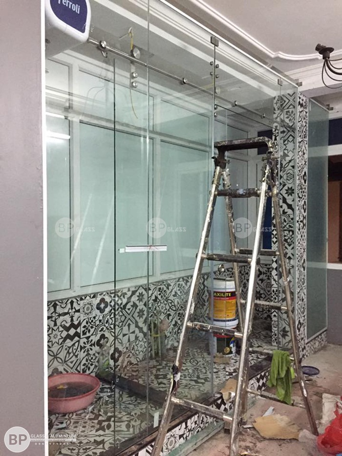 Thi công vách kính tắm đẹp tại 106 Khương Thượng Đống Đa