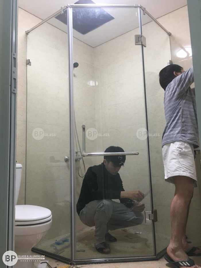 Lắp vách tắm kính 135 độ số 129 Trương Định, Hai Bà Trưng