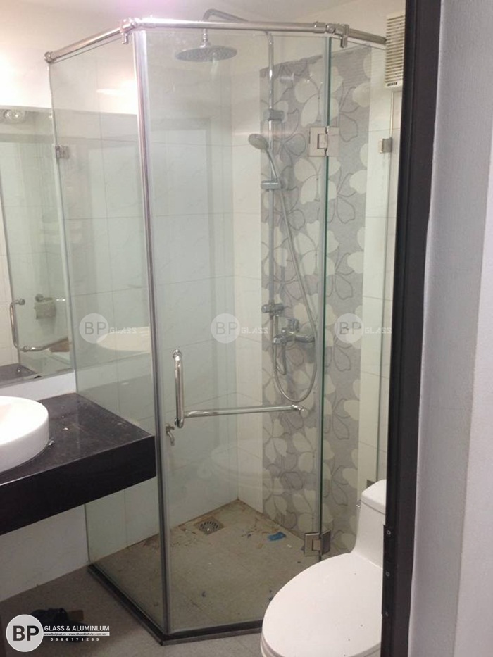 Lắp bộ cabin tắm kính 135 độ vát góc chị Hoa 151 Thịnh Liệt