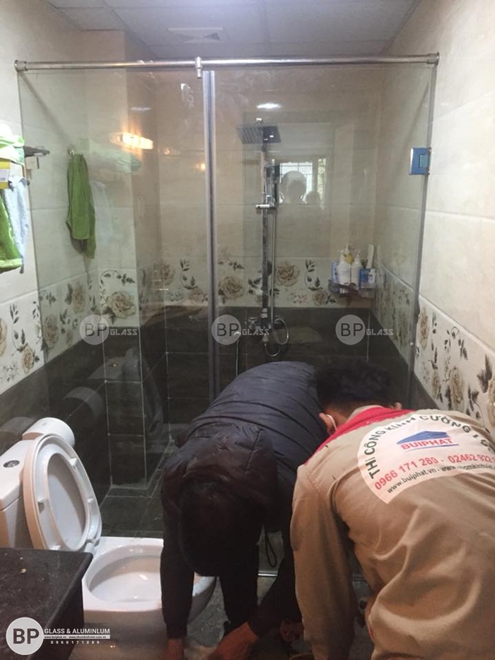 Thi công vách kính cường lực 180 độ tại 310 Nghi Tàm