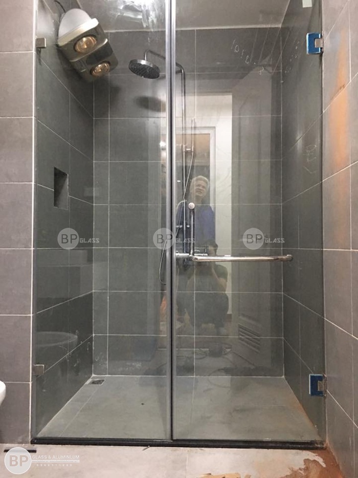 Lắp đặt vách kính phòng tắm nhà anh Hoa Phạm Ngọc Thạch