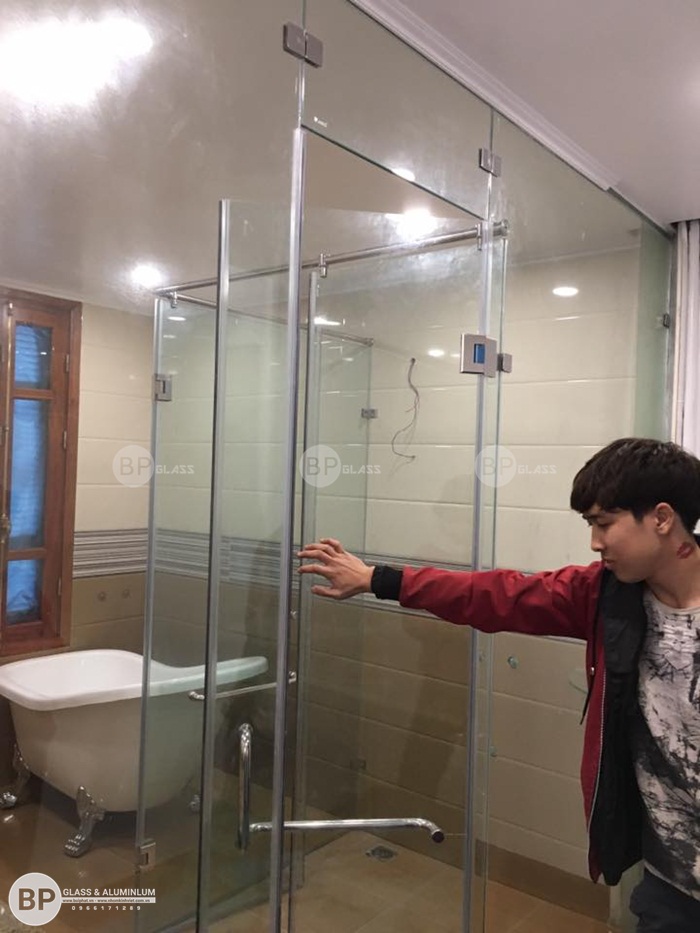Hình ảnh hoàn thiện vách tắm kính nhà anh Hòa Việt Hưng