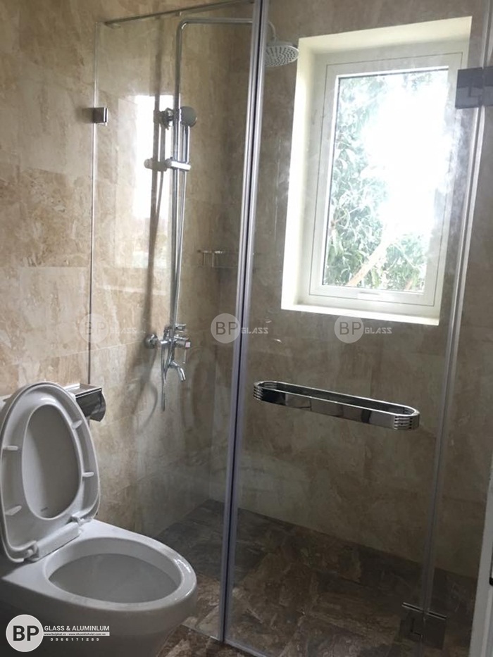 Lắp vách tắm kính 180 độ tại nhà anh Sơn Bạch Đằng Long Biên