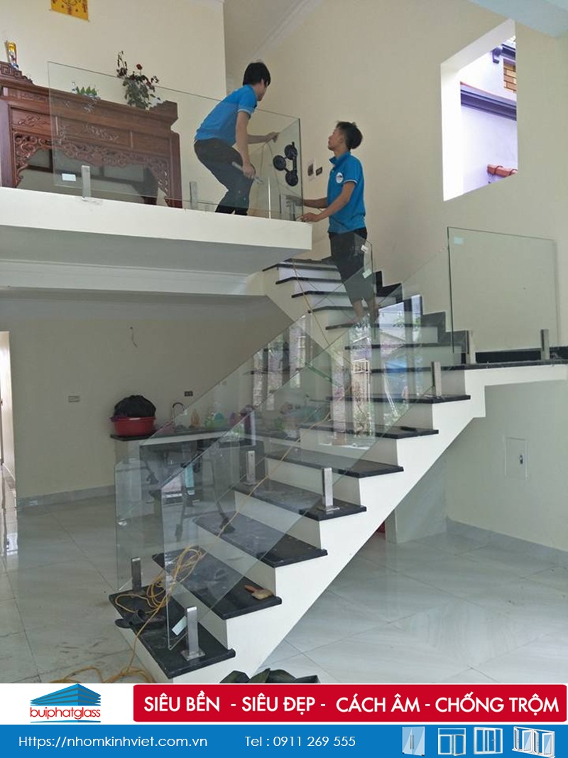 Làm cầu thang kính cường lực 10mm trụ thấp chị Thủy Gia Lâm