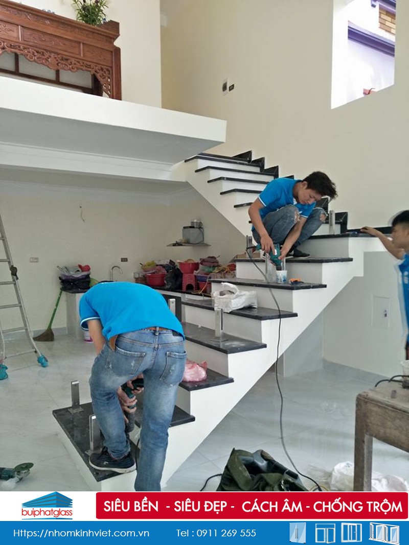 Làm cầu thang kính cường lực 10mm trụ thấp chị Thủy Gia Lâm