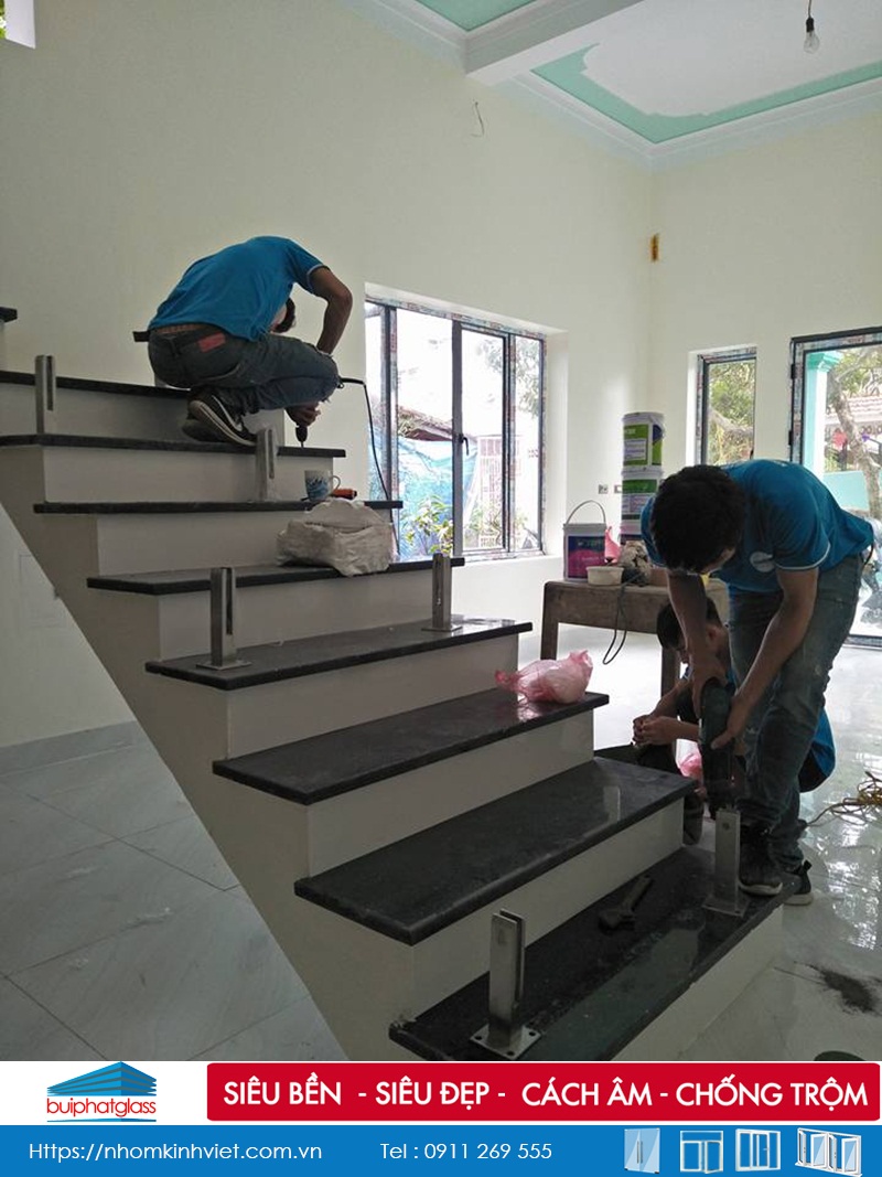 Làm cầu thang kính cường lực 10mm trụ thấp chị Thủy Gia Lâm