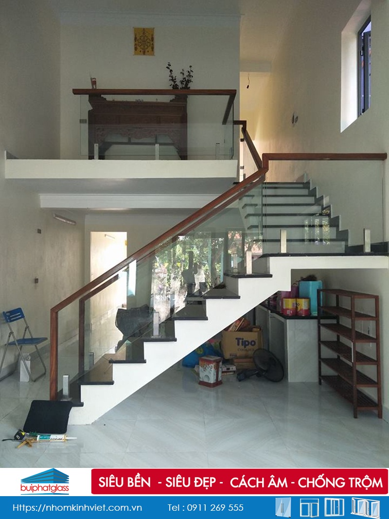 Làm cầu thang kính cường lực 10mm trụ thấp chị Thủy Gia Lâm
