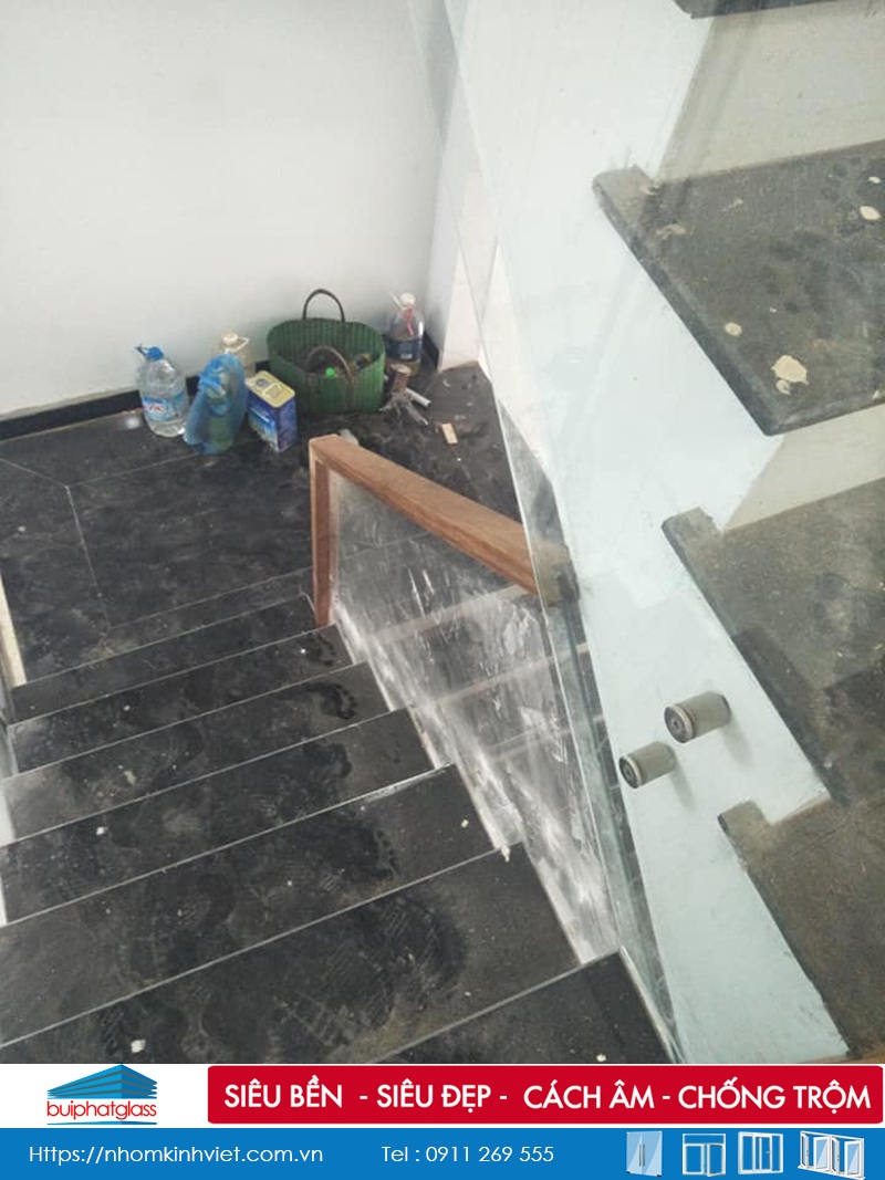 Thi công cầu thang kính cường lực chú Hiếu 198e Bạch Mai