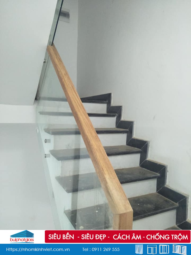 Thi công cầu thang kính cường lực chú Hiếu 198e Bạch Mai