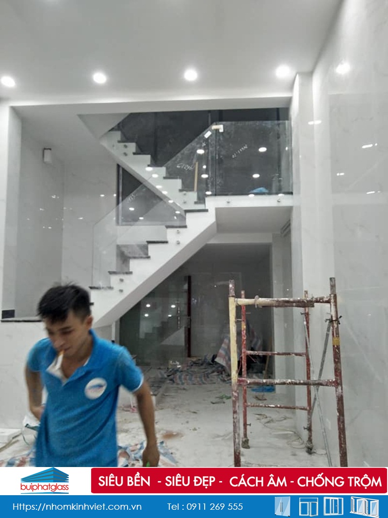 Thi công cầu thang kính cường lực chú Hiếu 198e Bạch Mai