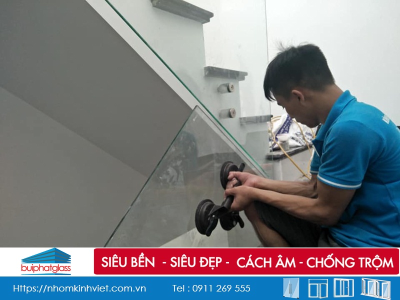 Thi công cầu thang kính cường lực chú Hiếu 198e Bạch Mai