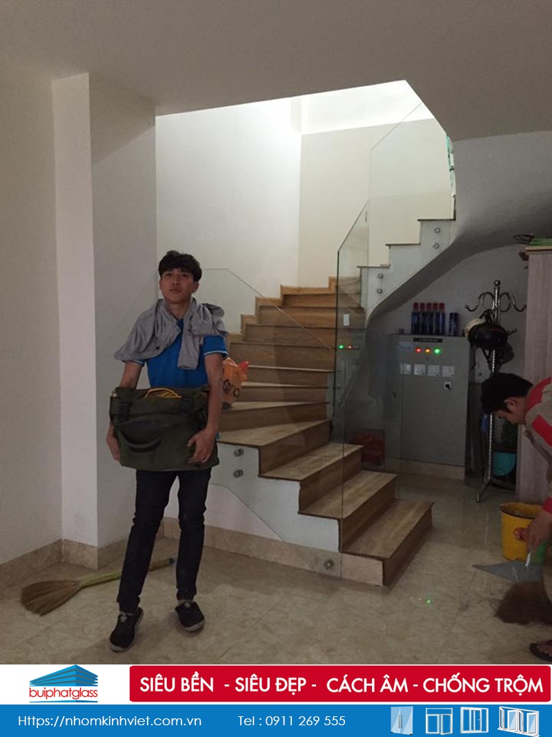 Công trình cầu thang, lan can kính cường lực tại Mậu Lương