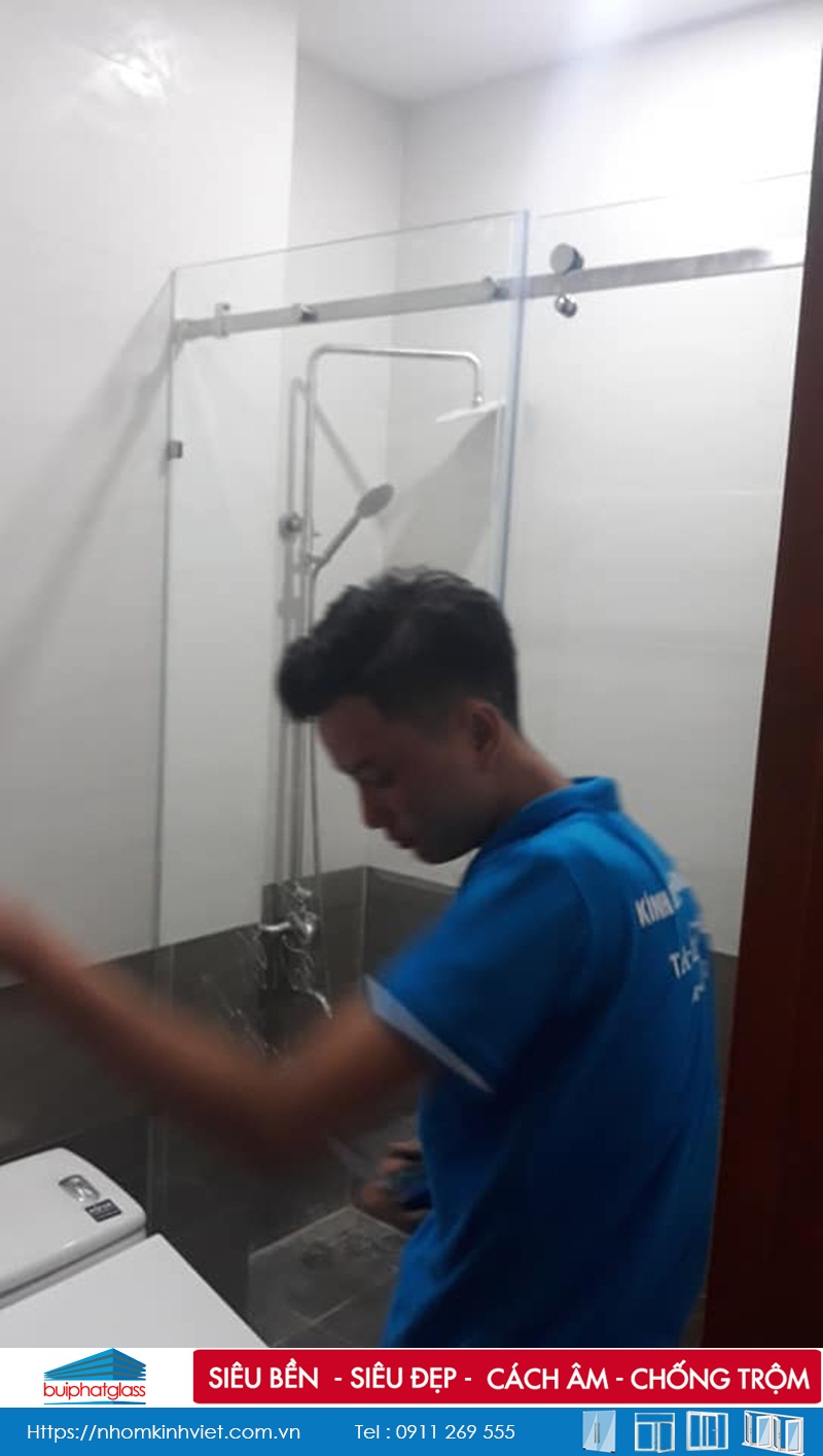 Lắp cửa kính lùa ray inox tròn D25 tại quận Vò Gấp, Tp HCM