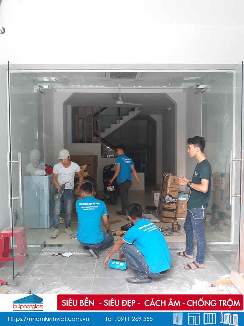 Lắp cửa kính thủy lực 5 tấm tại quận Tân Phú, TPHCM