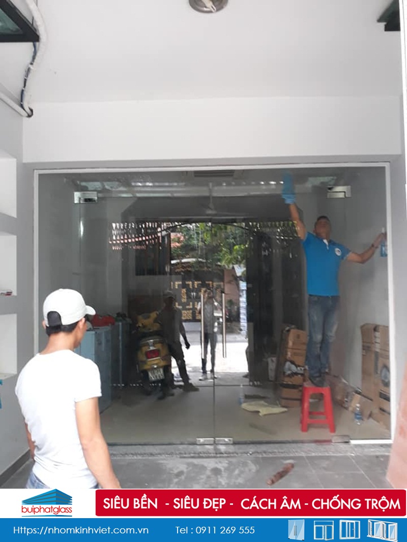 Lắp cửa kính thủy lực 5 tấm tại quận Tân Phú, TPHCM