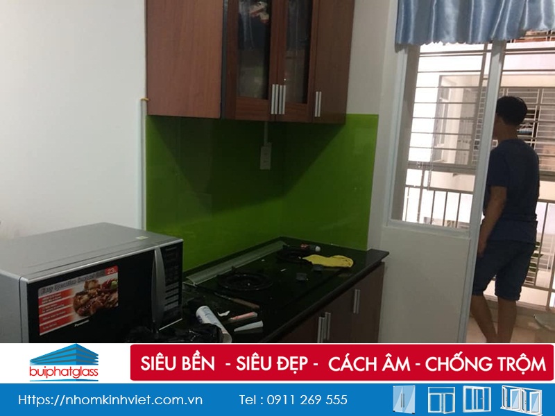 Lắp kính bếp màu xanh lá mạ tại 854 Tạ Quang Bửu Quận 8, HCM
