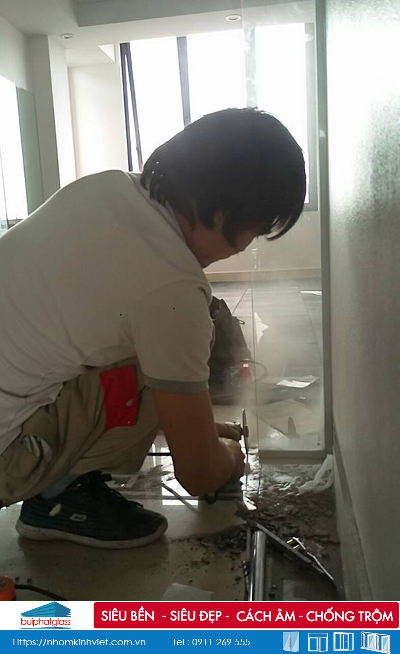 Thi công cửa kính trượt lùa phi 25 tại số 64 Hào Nam 