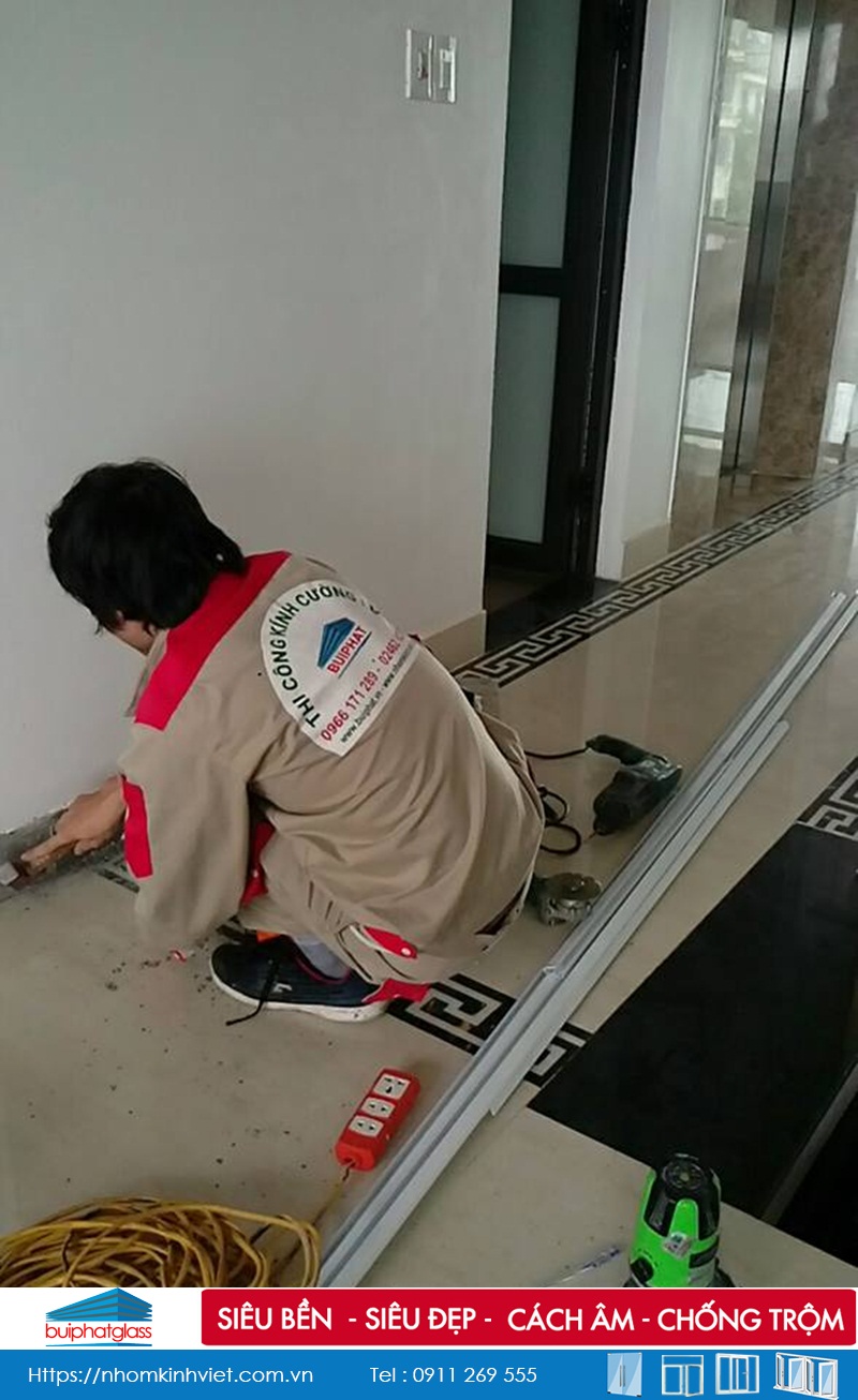 Thi công cửa kính trượt lùa phi 25 tại số 64 Hào Nam 