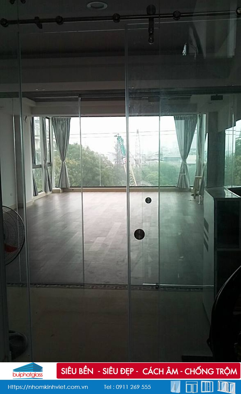 Thi công cửa kính trượt lùa phi 25 tại số 64 Hào Nam 