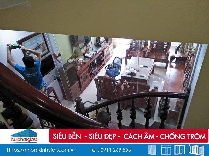 Lắp vách cửa kính 1 cánh nhà anh Dũng 85 Bát Khối Long Biên
