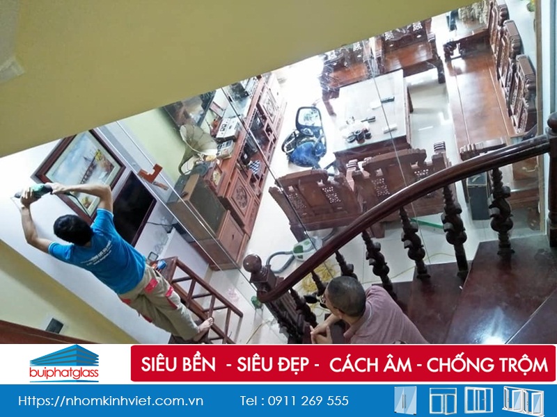 Lắp vách cửa kính 1 cánh nhà anh Dũng 85 Bát Khối Long Biên
