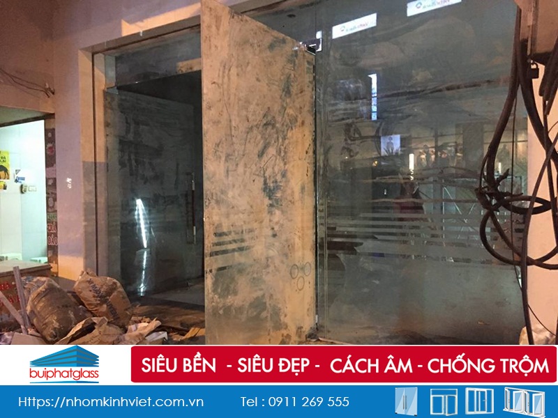 Lắp bộ cửa kính an toàn mặt tiền nhà chị Uyên 137 Mai Hắc Đế