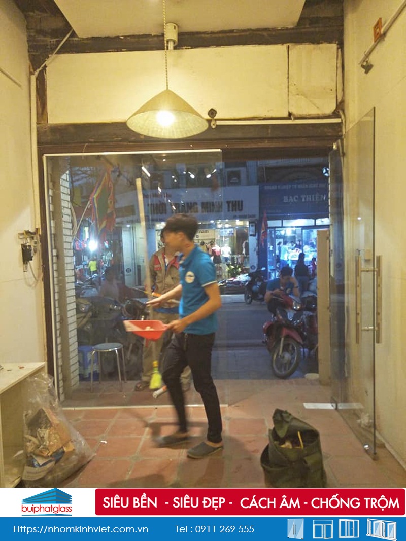 Cửa kính tại Công Ty MêKong Quits số 13 Hàng Bạc