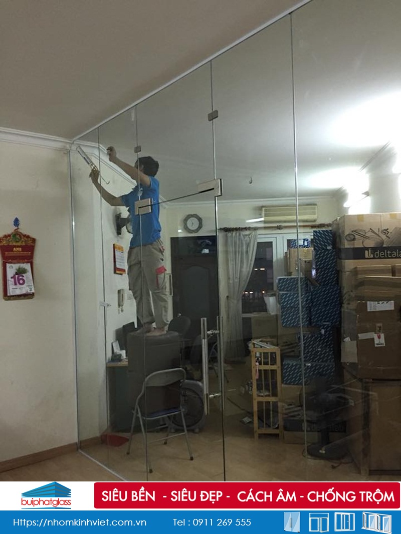 Thi công cửa kính thủy lực tại nhà chú Bình số 54 Ngã Tư Sở