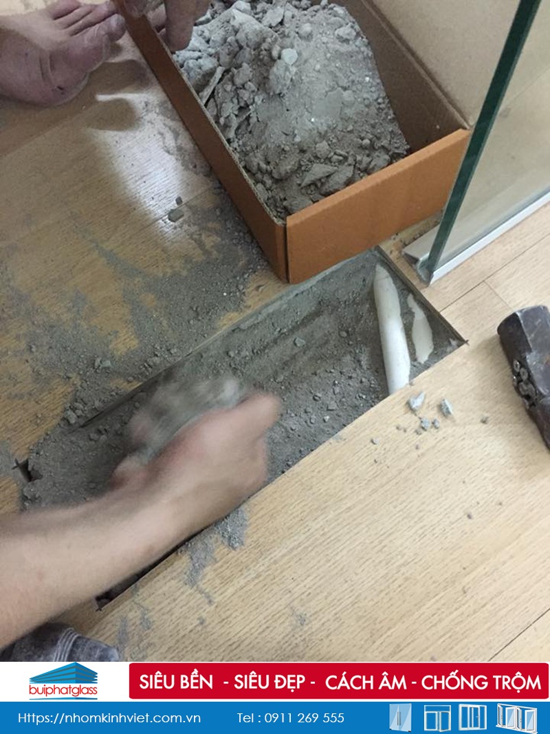 Thi công cửa kính thủy lực tại nhà chú Bình số 54 Ngã Tư Sở
