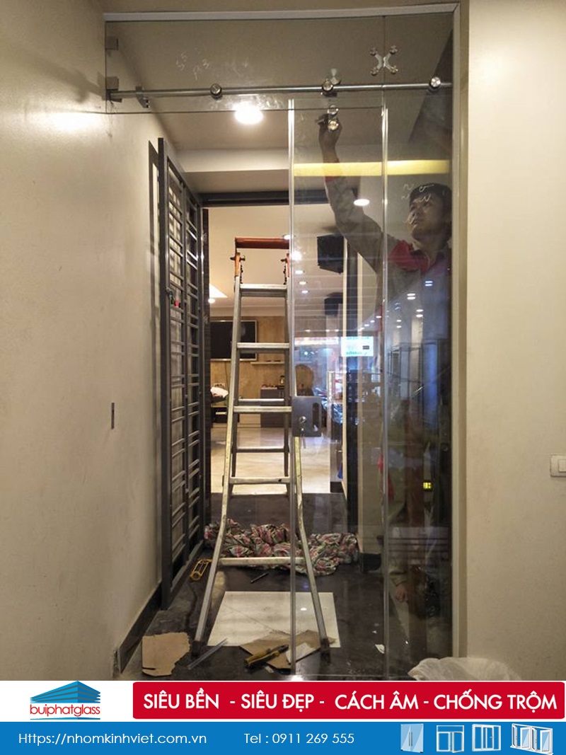 Thi công cửa kính trượt thông phòng 1 cánh tại Long Biên
