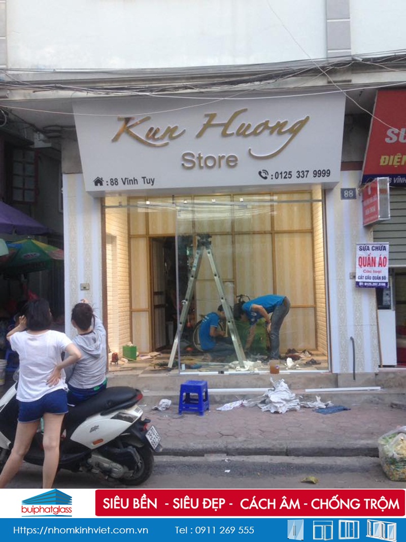 Lắp cửa lùa kính shop quần áo tại 88 Vĩnh Tuy, Hai Bà Trưng