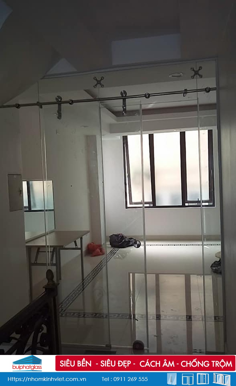 Mẫu cửa kính ngăn phòng lắp tại số 64 Hào Nam, Đống Đa, HN