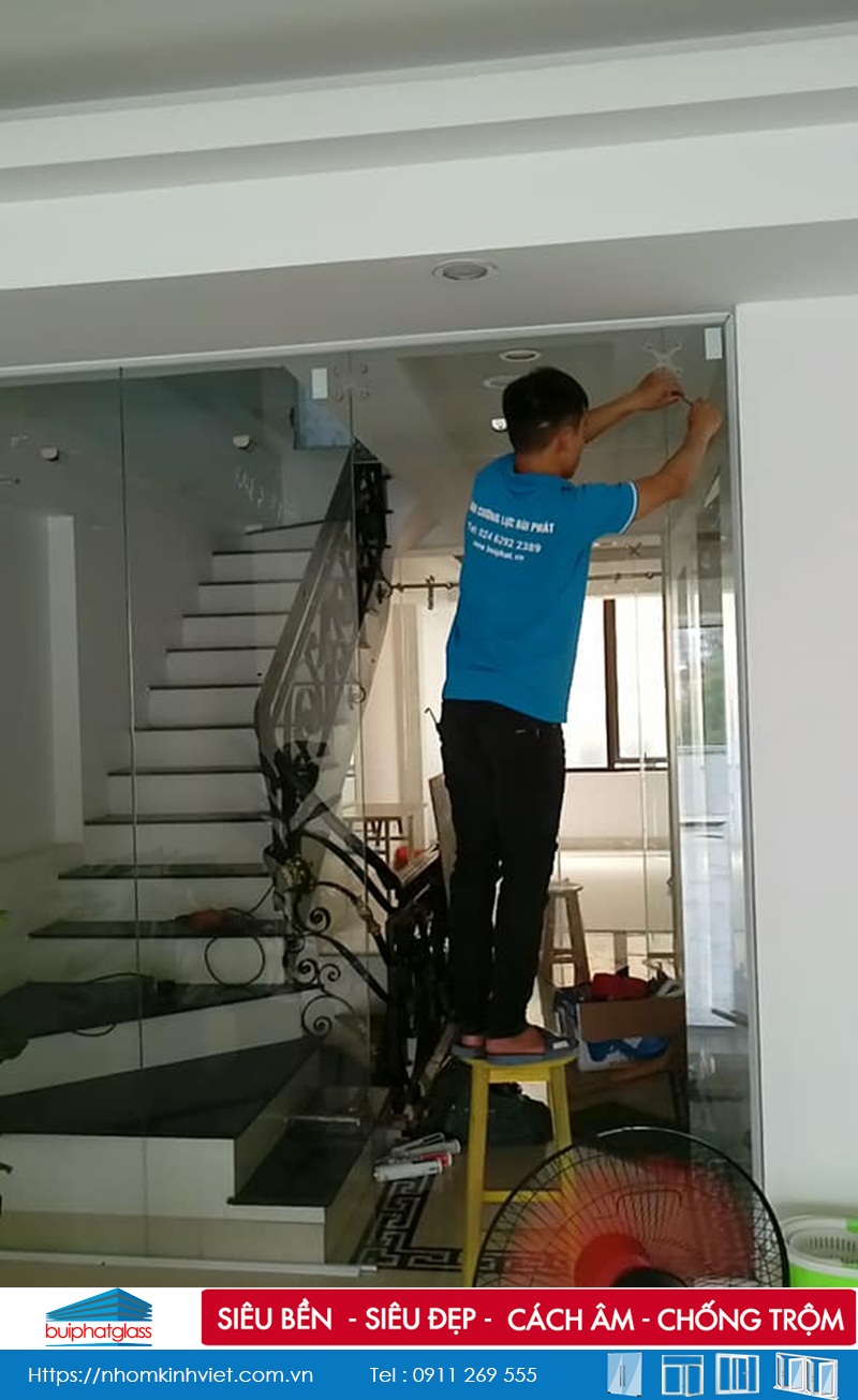 Mẫu cửa kính ngăn phòng lắp tại số 64 Hào Nam, Đống Đa, HN