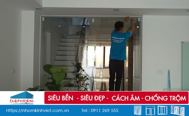 Mẫu cửa kính ngăn phòng lắp tại số 64 Hào Nam, Đống Đa, HN