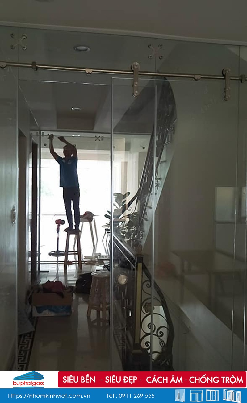 Mẫu cửa kính ngăn phòng lắp tại số 64 Hào Nam, Đống Đa, HN