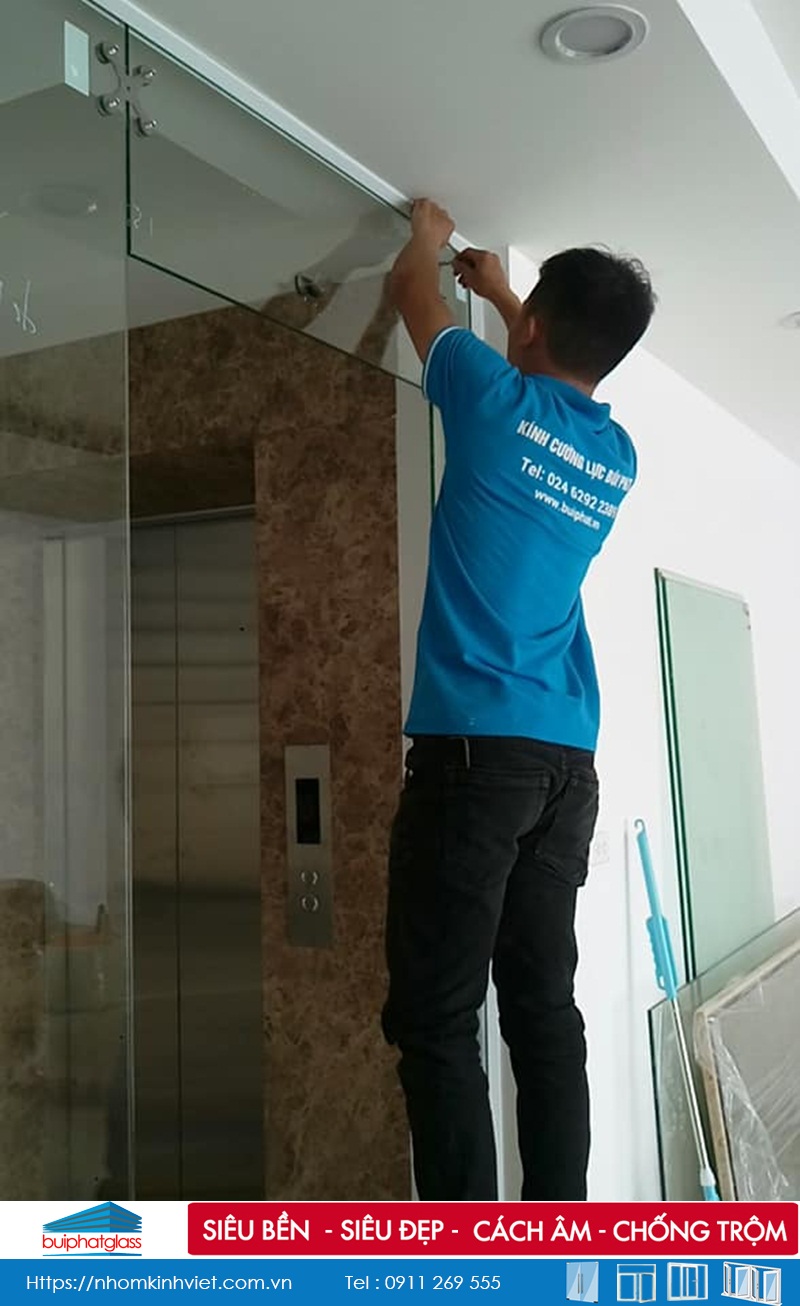 Mẫu cửa kính ngăn phòng lắp tại số 64 Hào Nam, Đống Đa, HN