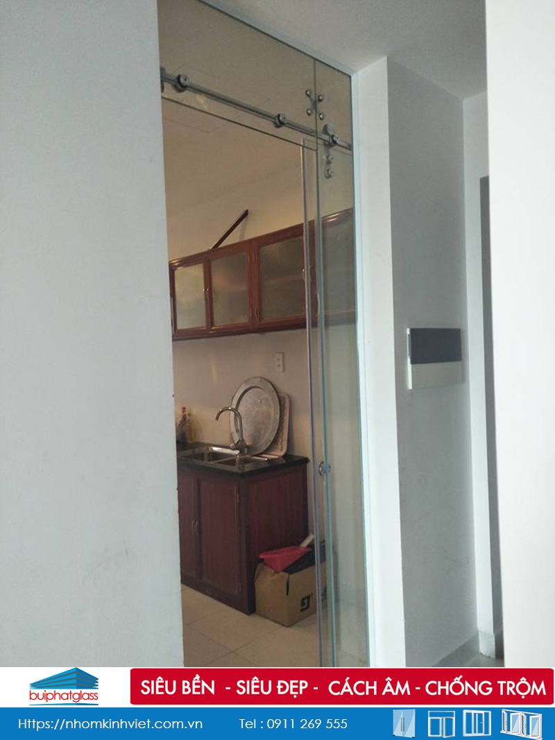 Lắp cửa kính cường lực ngăn phòng bếp tại Gamuda Garden