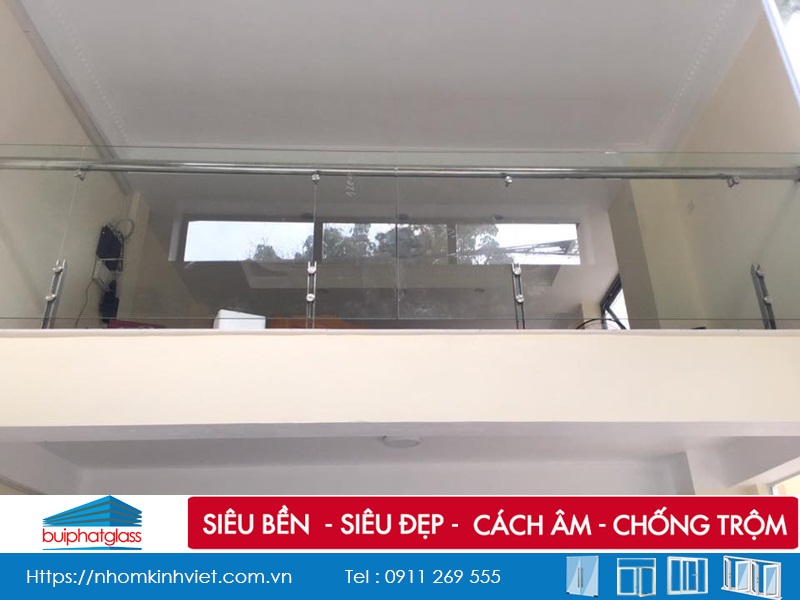 Cửa kính lùa mặt tiền, lan can kính nhà chú Hậu Đông Ngạc