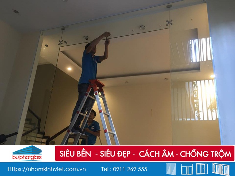 Công trình cửa lùa, kính bếp, cầu thang tại hầm Kim Liên